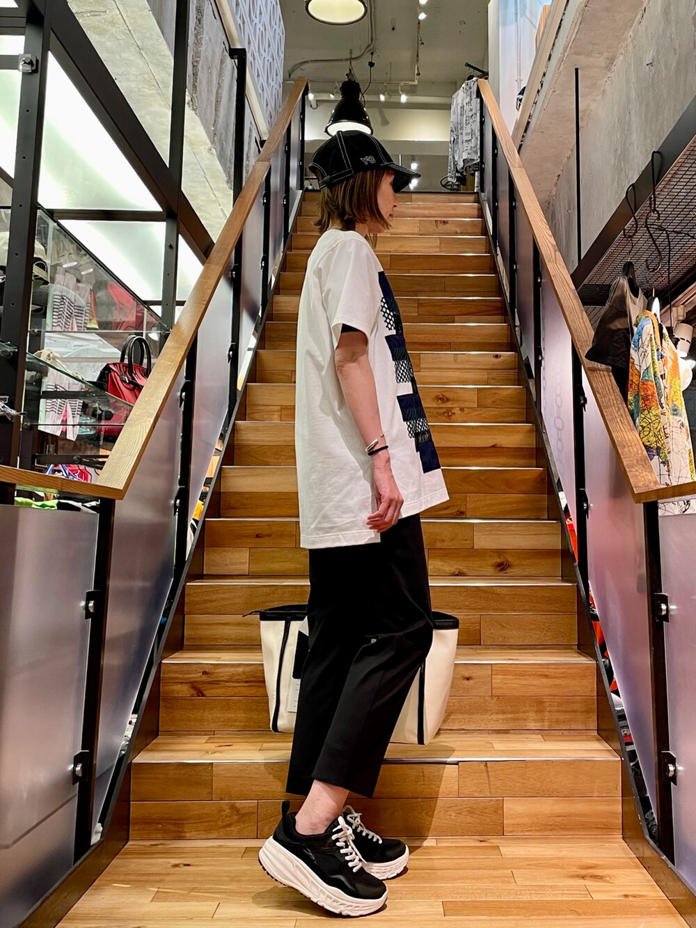 ホワイト系のTシャツ/カットソー、その他のトートバッグ、ブラック系のその他パンツを着用したレディースの春コーディネートの4枚目の写真