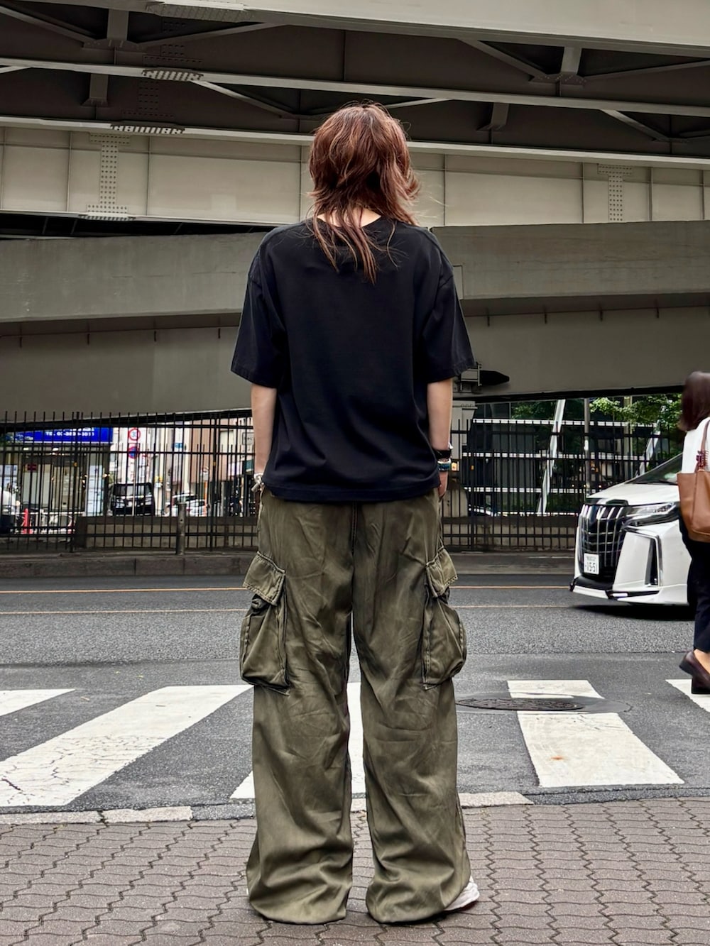 ブラック系のTシャツ/カットソー、グリーン系のカーゴパンツを着用したレディースの夏コーディネートの3枚目の写真