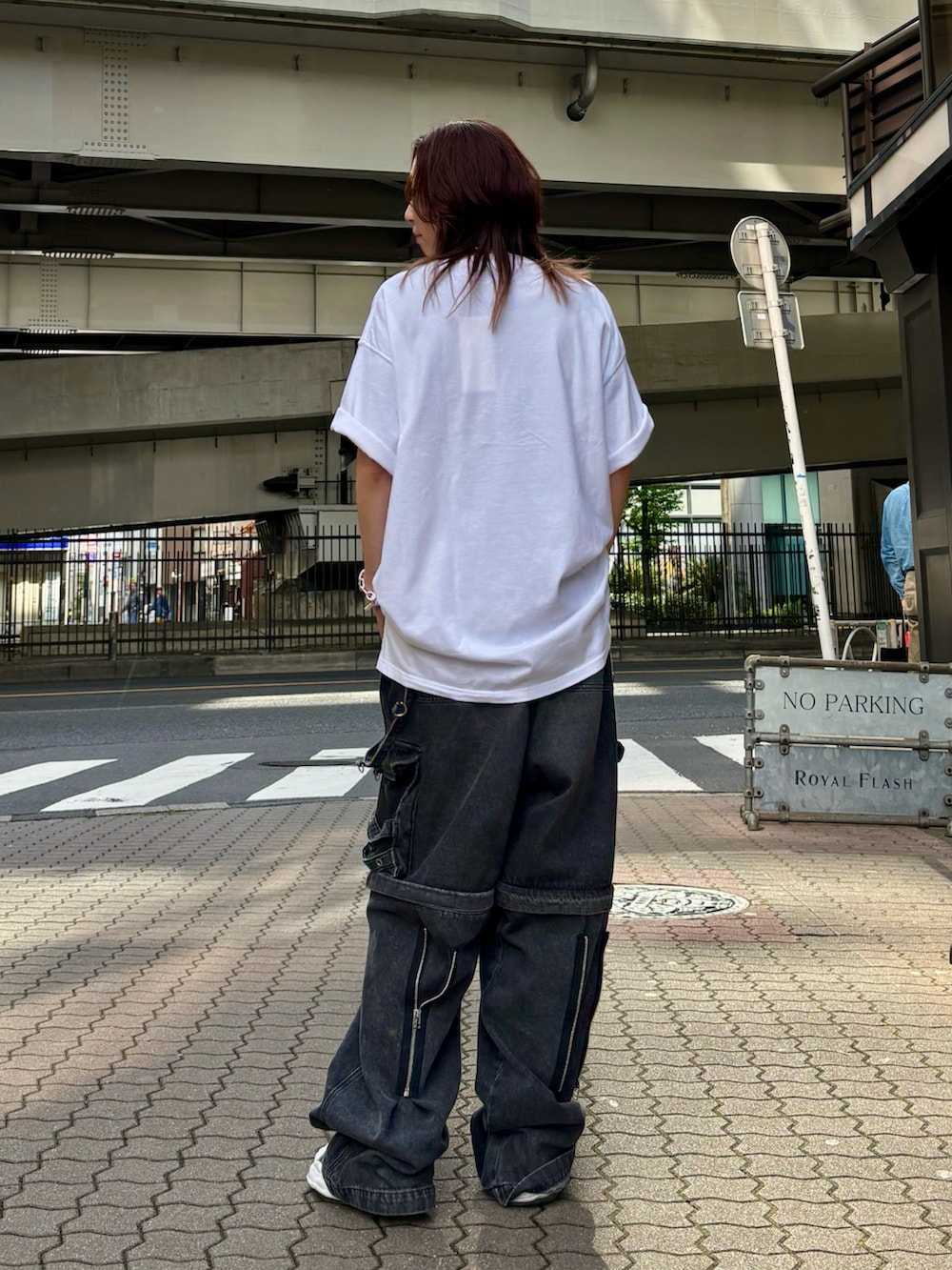 ホワイト系のTシャツ/カットソー、ブラック系のデニムパンツを着用したレディースの春コーディネートの2枚目の写真