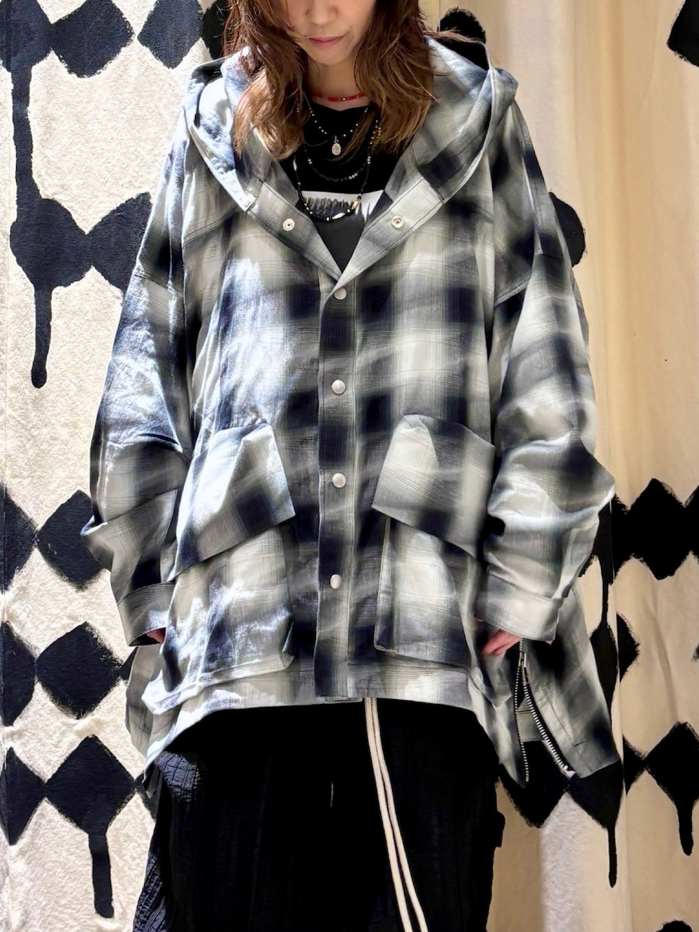 ブラック系のシャツ/ブラウス、ブラック系のTシャツ/カットソー、ブラック系のその他パンツを着用したレディースの夏コーディネートの3枚目の写真