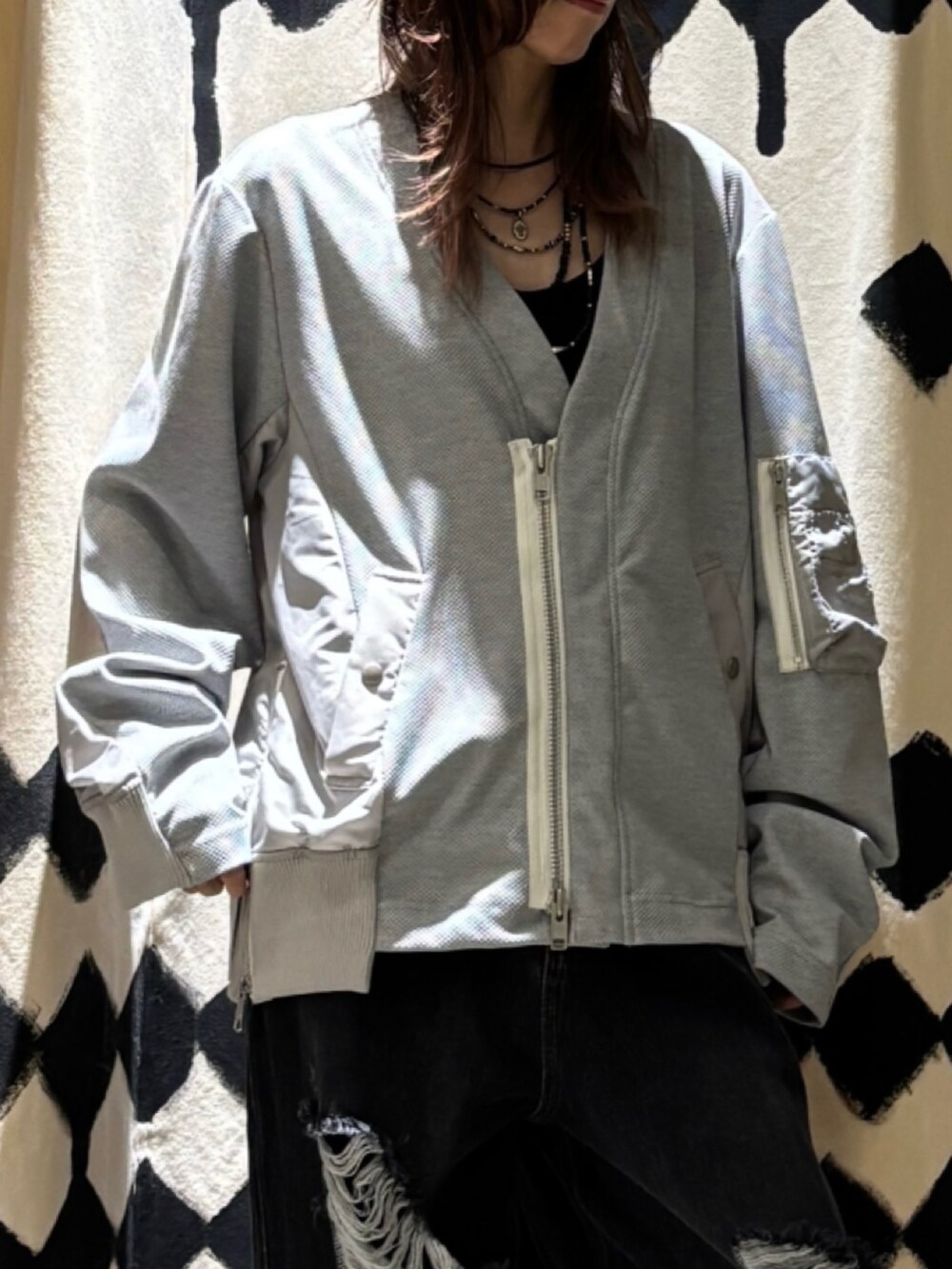 グレー系のカーディガン/ボレロ、ブラック系のデニムパンツを着用したレディースの秋コーディネートの5枚目の写真