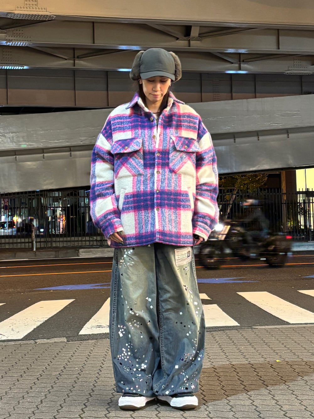 ピンク系のその他アウターを着用したレディースの秋コーディネートの2枚目の写真