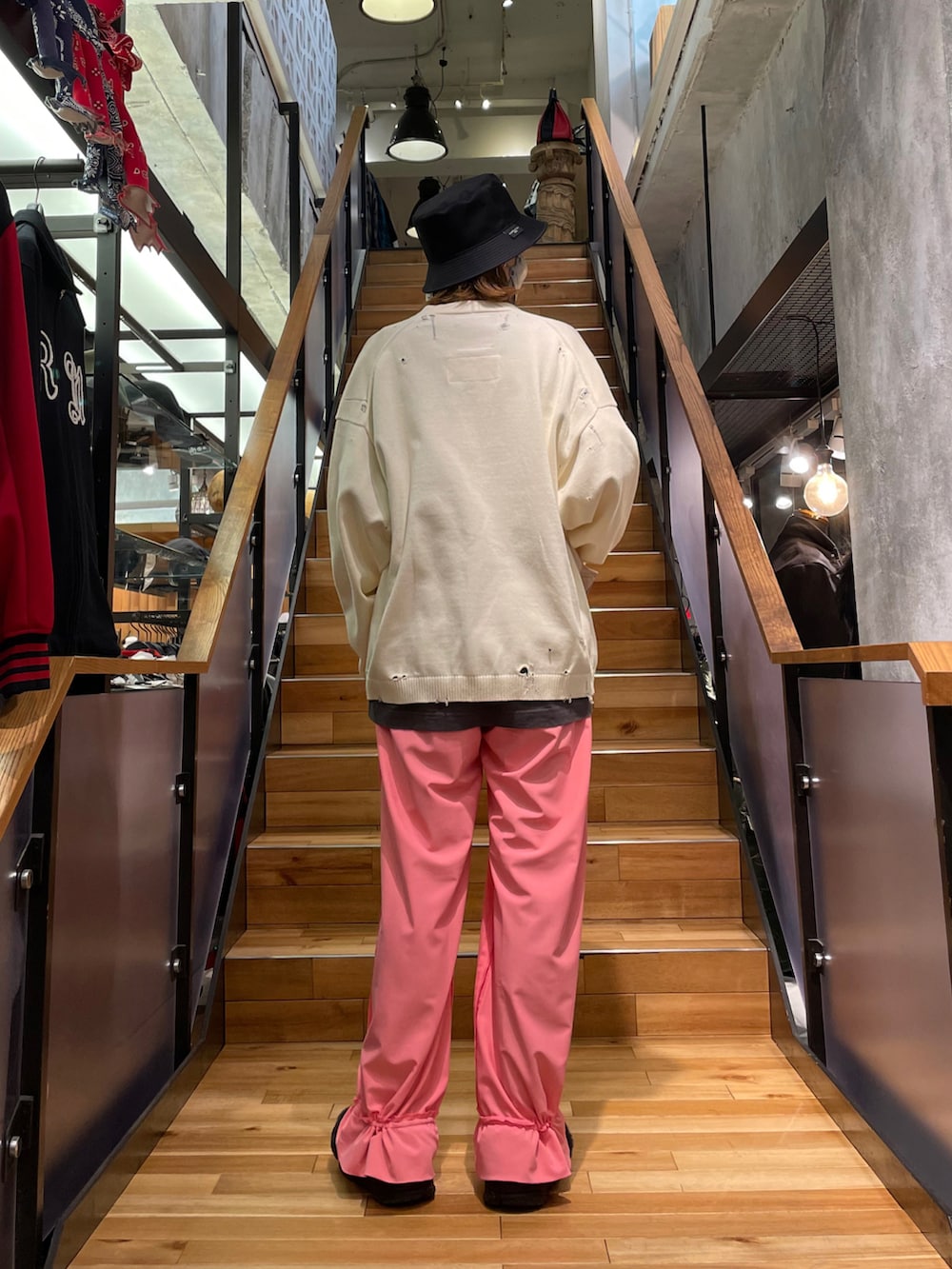 その他のTシャツ/カットソー、ベージュ系のカーディガン/ボレロ、ピンク系のパンツを着用したレディースの冬コーディネートの3枚目の写真