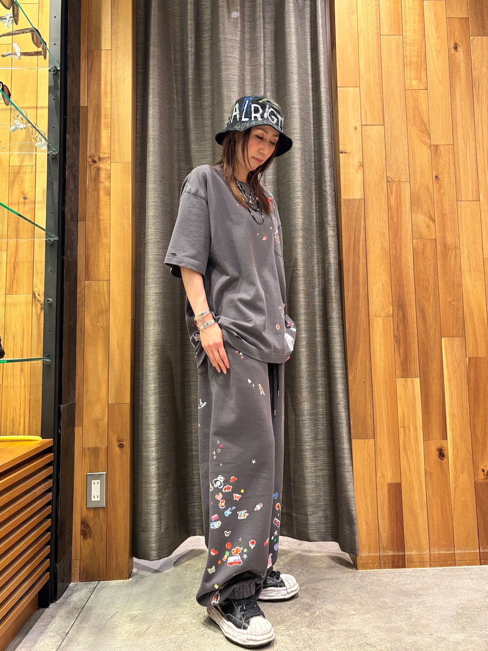 ブラック系のTシャツ/カットソー、ブラック系のスウェットパンツ、ブラック系の帽子を着用したレディースの冬コーディネートの4枚目の写真