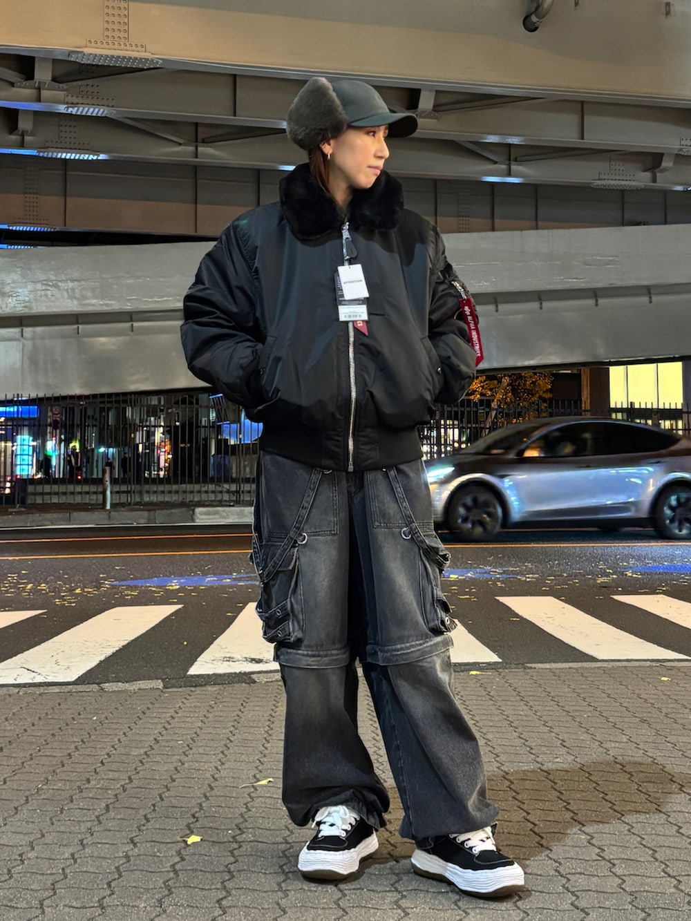 ブラック系のデニムパンツ、ブラック系のジャケット/アウター、ブラック系のジャケット/アウターを着用したレディースの冬コーディネートの2枚目の写真