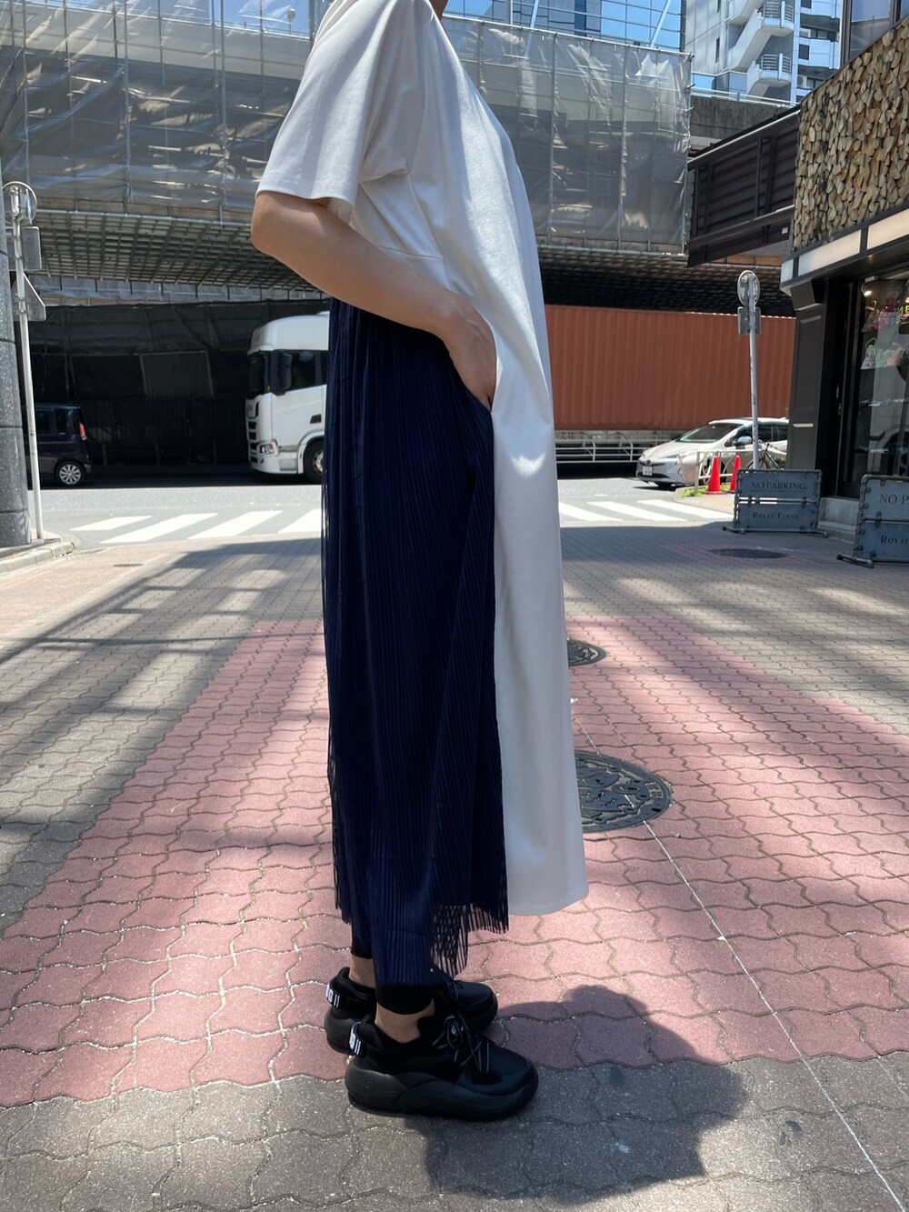 ホワイト系のワンピースを着用したレディースの夏コーディネートの3枚目の写真