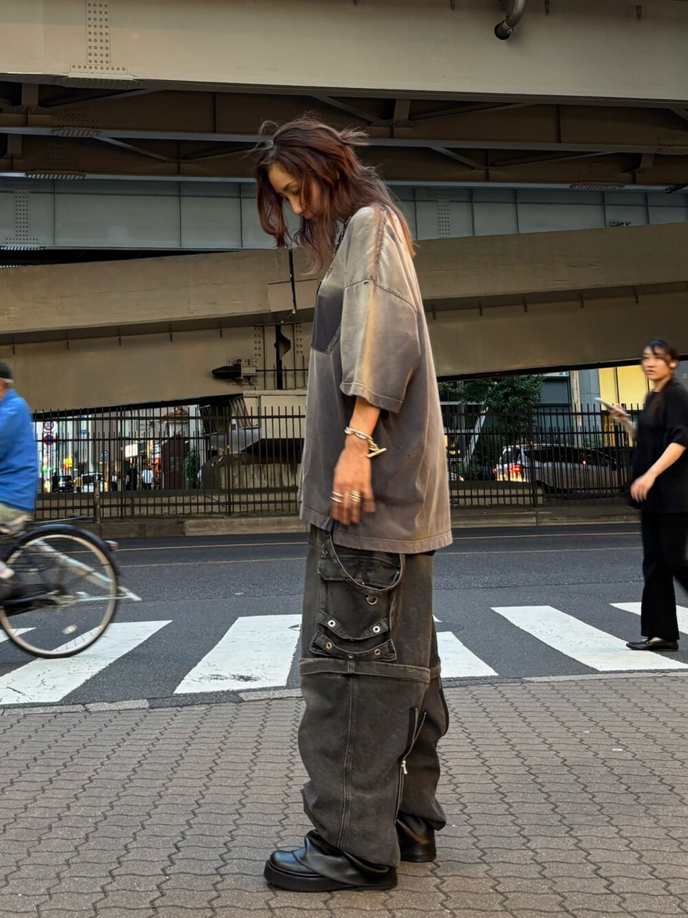ブラック系のTシャツ/カットソー、ブラック系のデニムパンツを着用したレディースの秋コーディネートの2枚目の写真