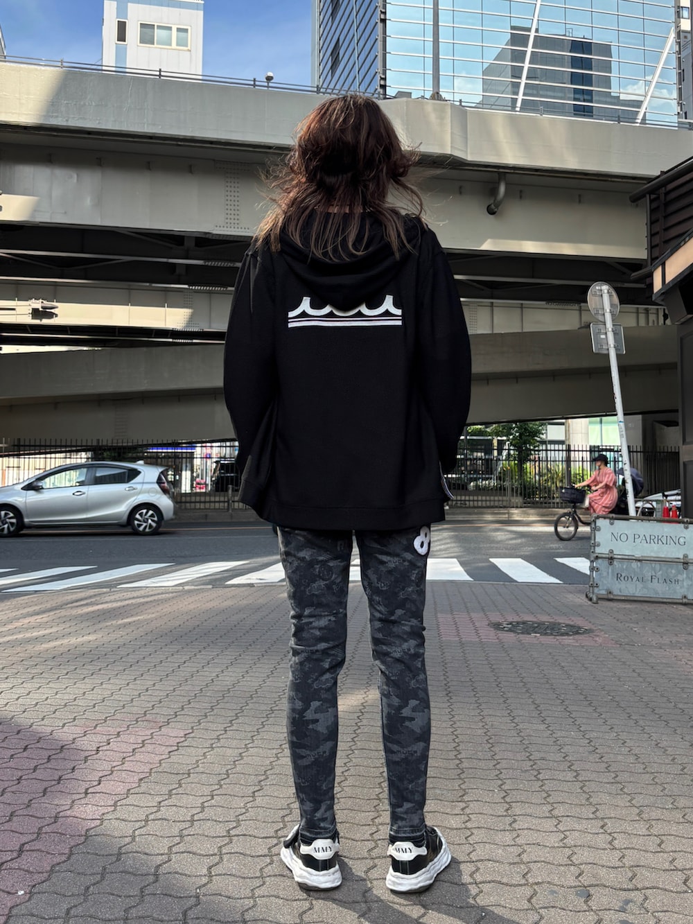 ホワイト系のTシャツ/カットソー、ブラック系のデニムパンツ、ブラック系のパーカーを着用したレディースの夏コーディネートの3枚目の写真