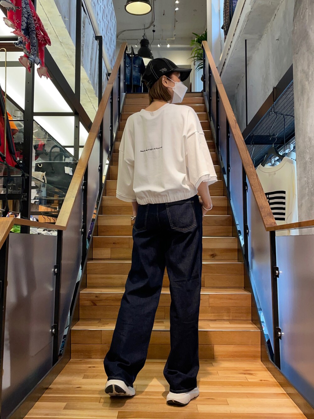 ホワイト系のTシャツ/カットソー、ブラック系のキャップを着用したレディースの春コーディネートの3枚目の写真