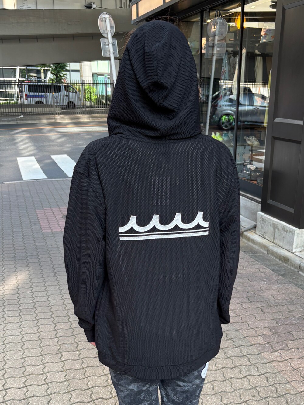 ホワイト系のTシャツ/カットソー、ブラック系のデニムパンツ、ブラック系のパーカーを着用したレディースの夏コーディネートの5枚目の写真