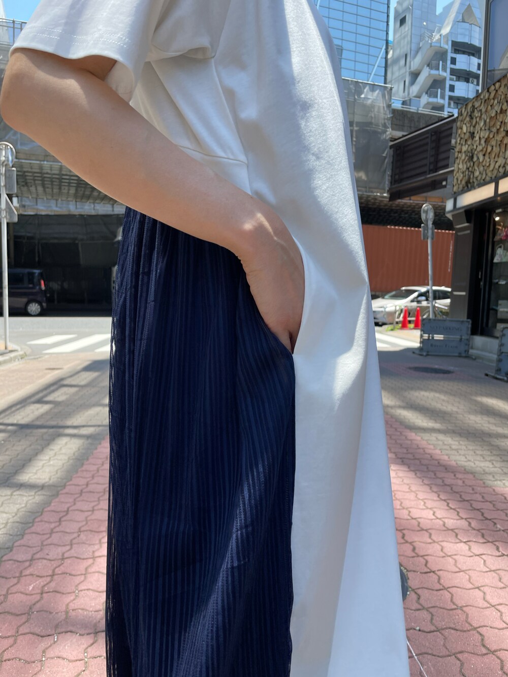 ホワイト系のワンピースを着用したレディースの夏コーディネートの4枚目の写真