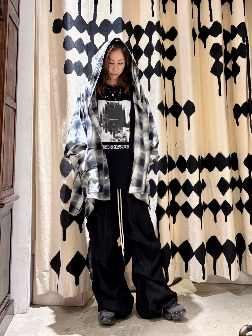 ブラック系のシャツ/ブラウス、ブラック系のTシャツ/カットソー、ブラック系のその他パンツを着用したレディースの夏コーディネートの2枚目の写真