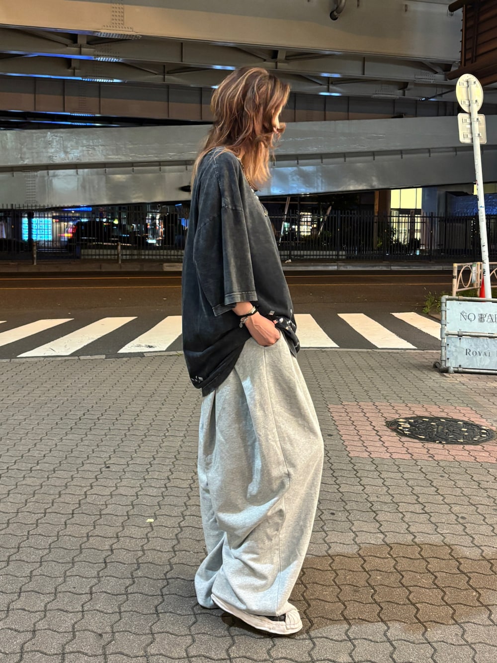 ブラック系のTシャツ/カットソー、グレー系のスウェットパンツを着用したレディースの夏コーディネートの3枚目の写真