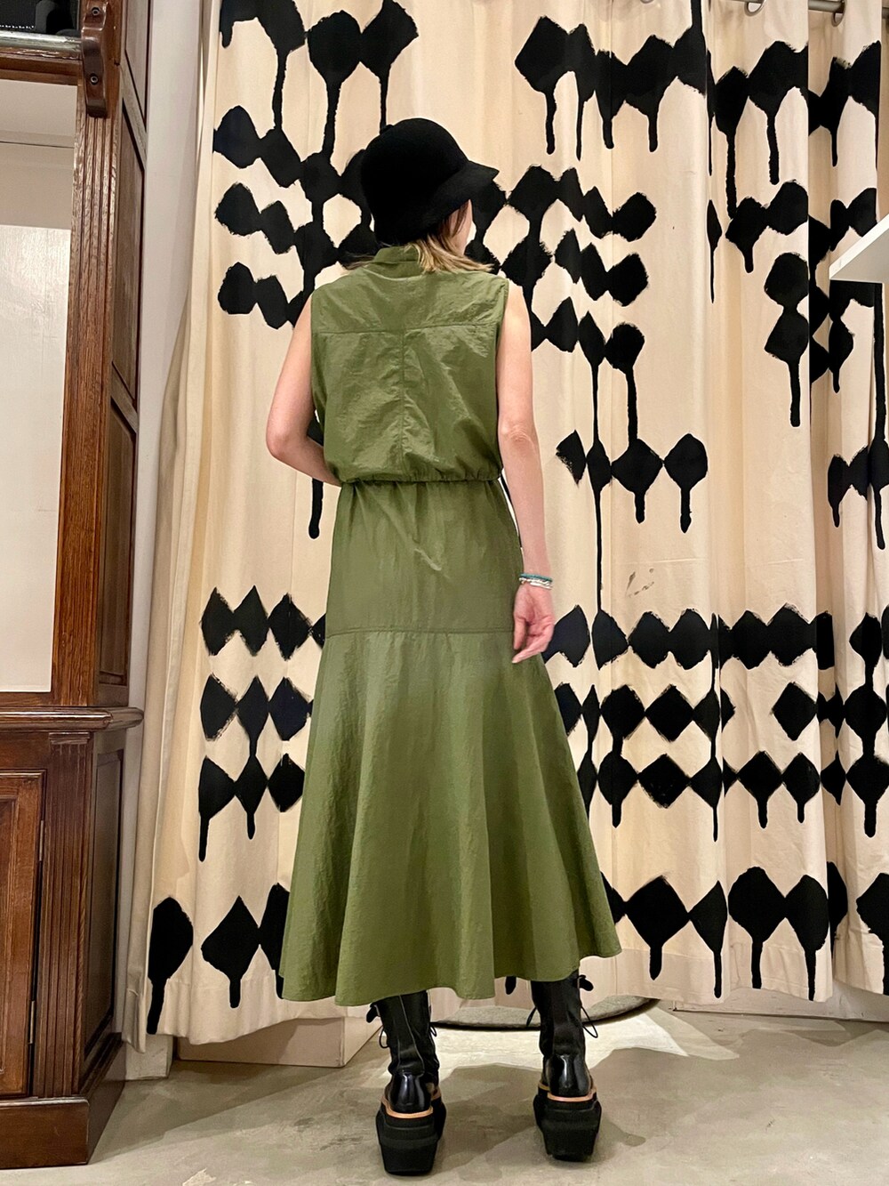 「シンプル、大人カジュアル、夏コーデ、大人女子、ワンピース、カーキ、ミリタリー、シャツワンピ、セパレート、ROYAL FLASH、Risley」｜「RisleyのRisley/リズレー/アンサンブルワンピース（ワンピース、グリーン系）」を使った、kazuyoさん（レディース・165cm）の春コーディネートの2枚目の写真