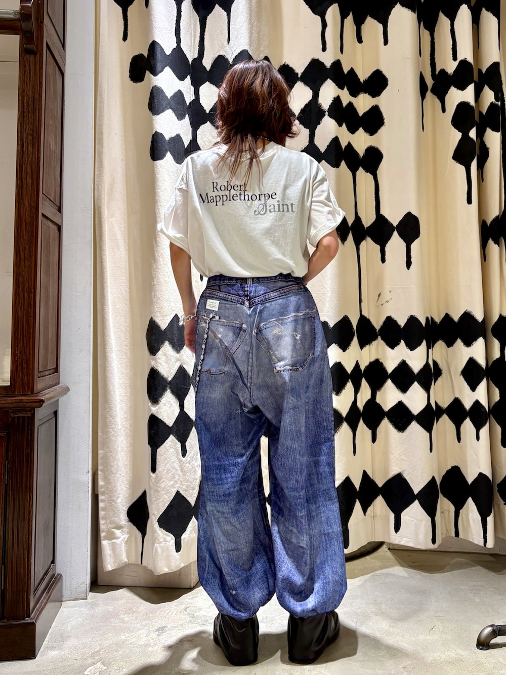 「夏ルックで気分アップ、デニム、お洒落さんとつながりたい、白Tシャツ、夏コーデ、デニムパンツ、転写プリント、ROYAL FLASH、TALKING ABOUT THE ABSTRACTION、SAINT M××××××、高身長女子、メンズライク、ユニセックス、40代ファッション、シンプルコーデ」｜「TALKING ABOUT THE ABSTRACTIONのTALKING ABOUT THE ABSTRACTION/トーキングアバウトジアブストラクション/別注 PRINT DENIM WITH CHAIN（その他パンツ、その他）」を使った、kazuyoさん（レディース・165cm）の夏コーディネートの2枚目の写真