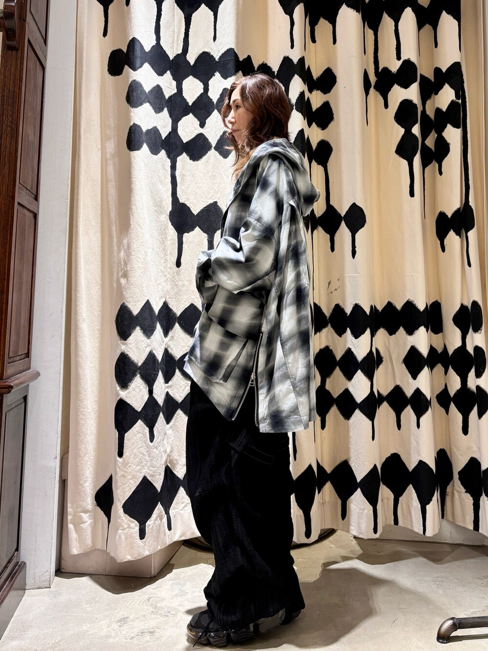 ブラック系のシャツ/ブラウス、ブラック系のTシャツ/カットソー、ブラック系のその他パンツを着用したレディースの夏コーディネートの4枚目の写真