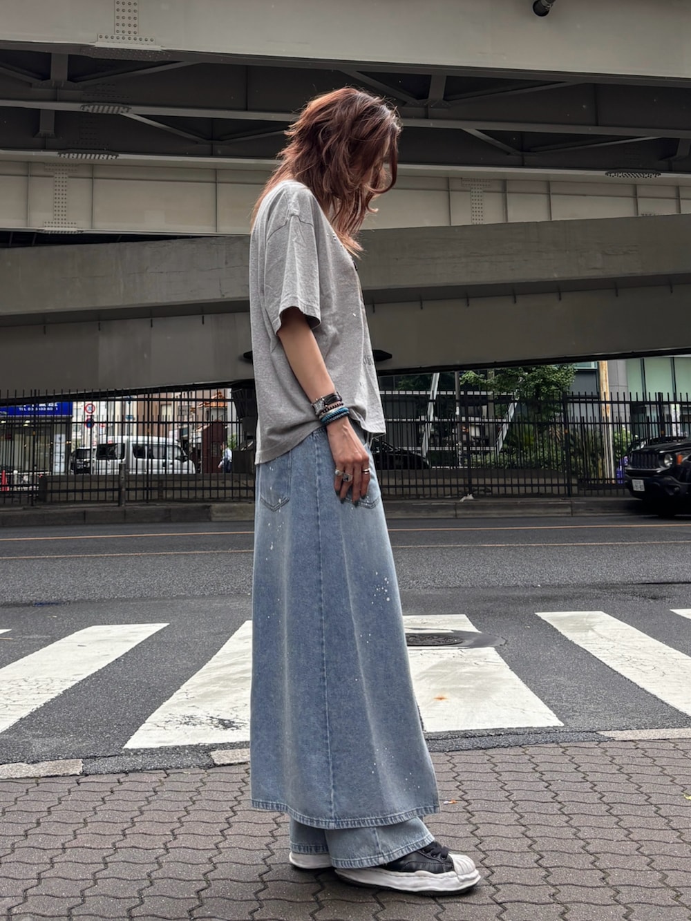 グレー系のTシャツ/カットソー、ブルー系のデニムパンツを着用したレディースの夏コーディネートの2枚目の写真