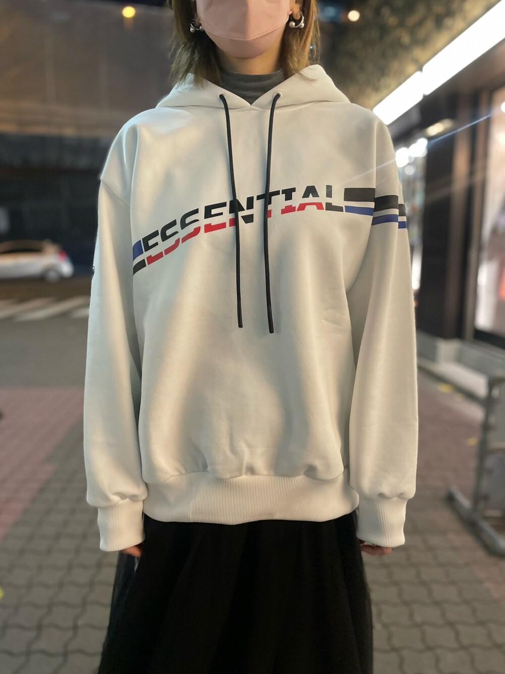 「ROYAL FLASH、エッセンシャル、double standard clothing、essential、スポーティ、パーカー」｜「ESSENTIALのグラフィックロゴ裏起毛プルオーバー（パーカー、ホワイト系）」を使った、kazuyoさん（レディース・165cm）の冬コーディネートの3枚目の写真