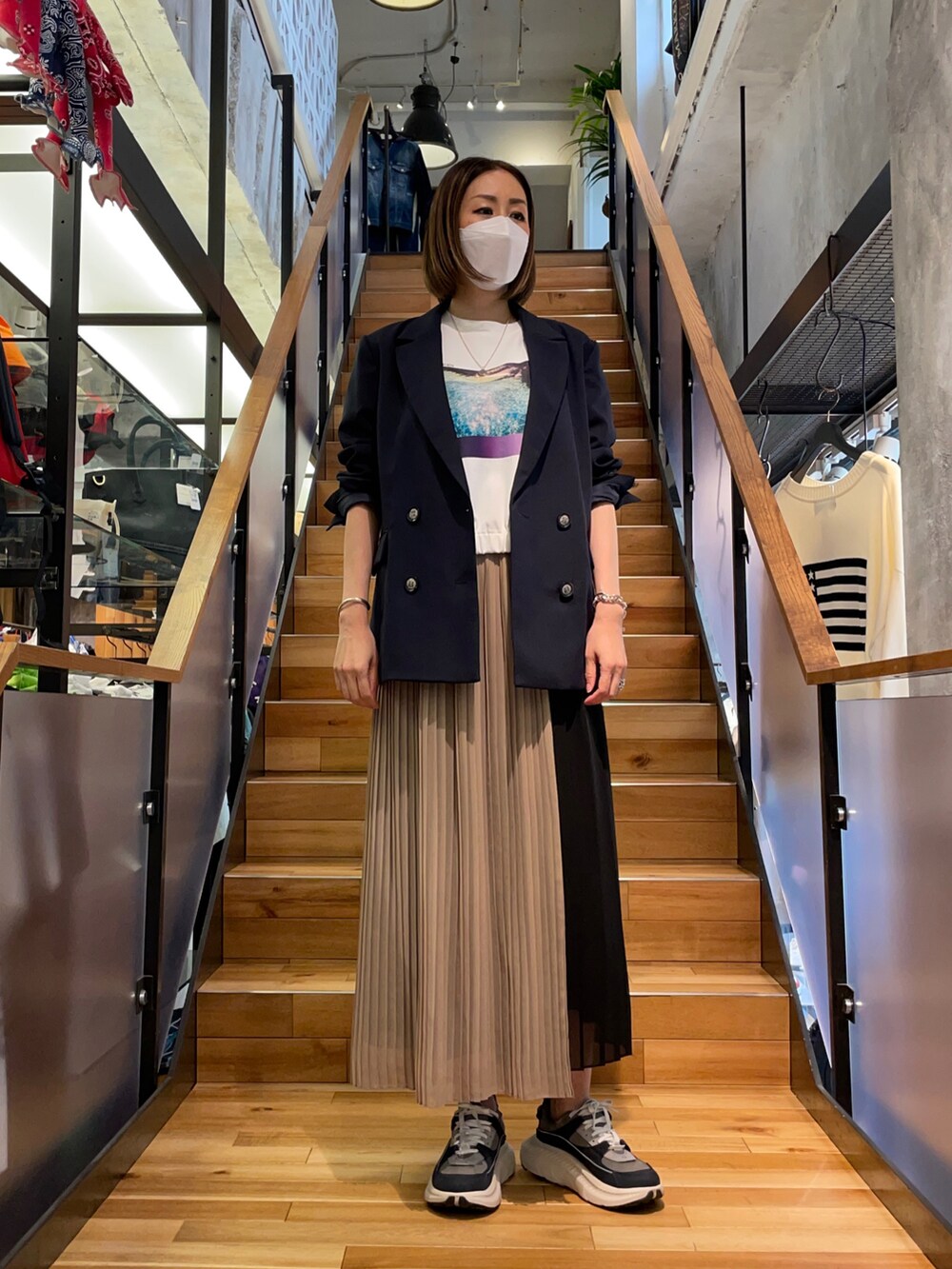 ブラック系のその他パンツ、その他のテーラードジャケット、ホワイト系のTシャツ/カットソーを着用したレディースの春コーディネートの2枚目の写真