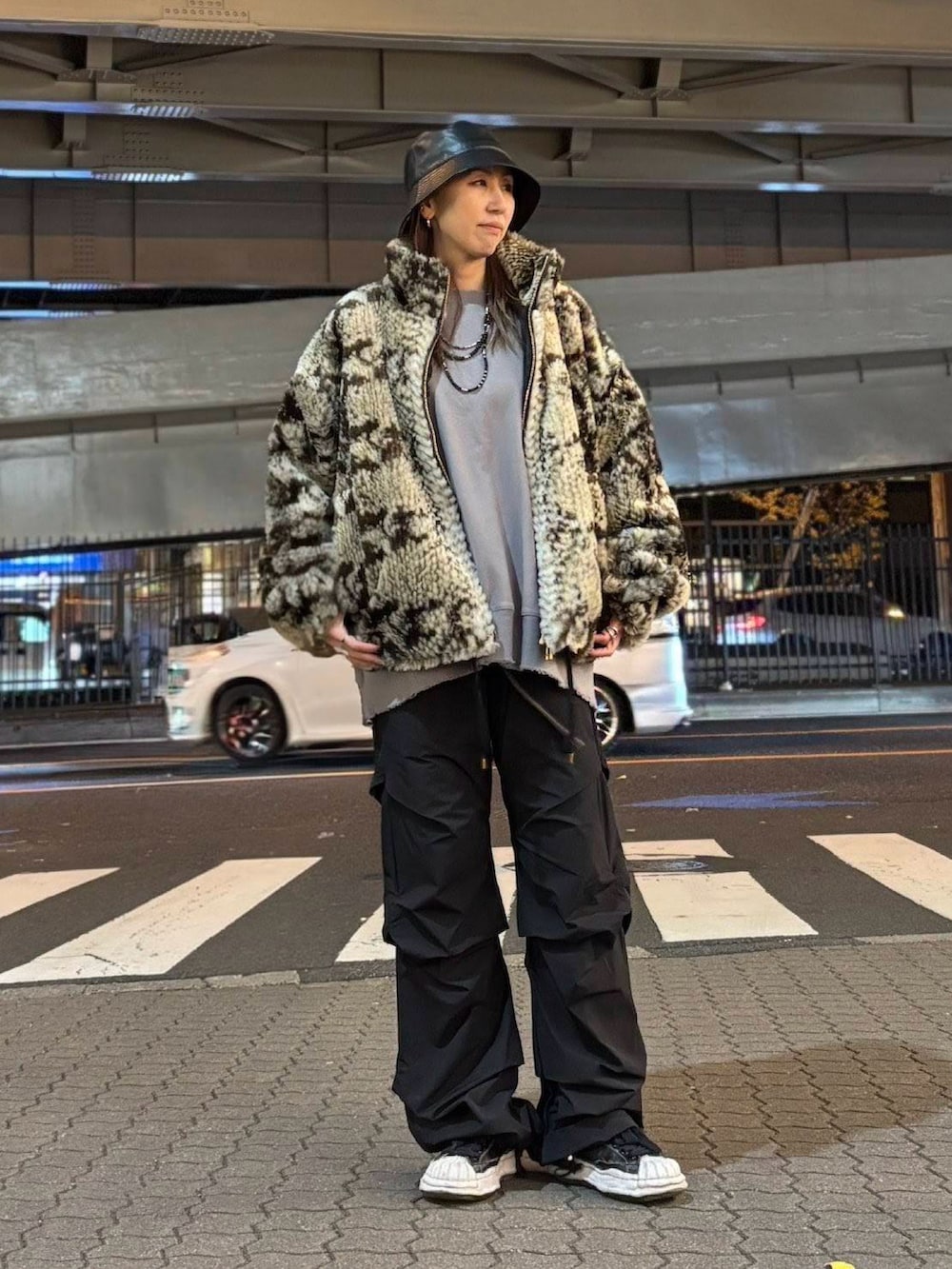 グレー系のTシャツ/カットソー、ベージュ系のブルゾンを着用したレディースの冬コーディネートの2枚目の写真