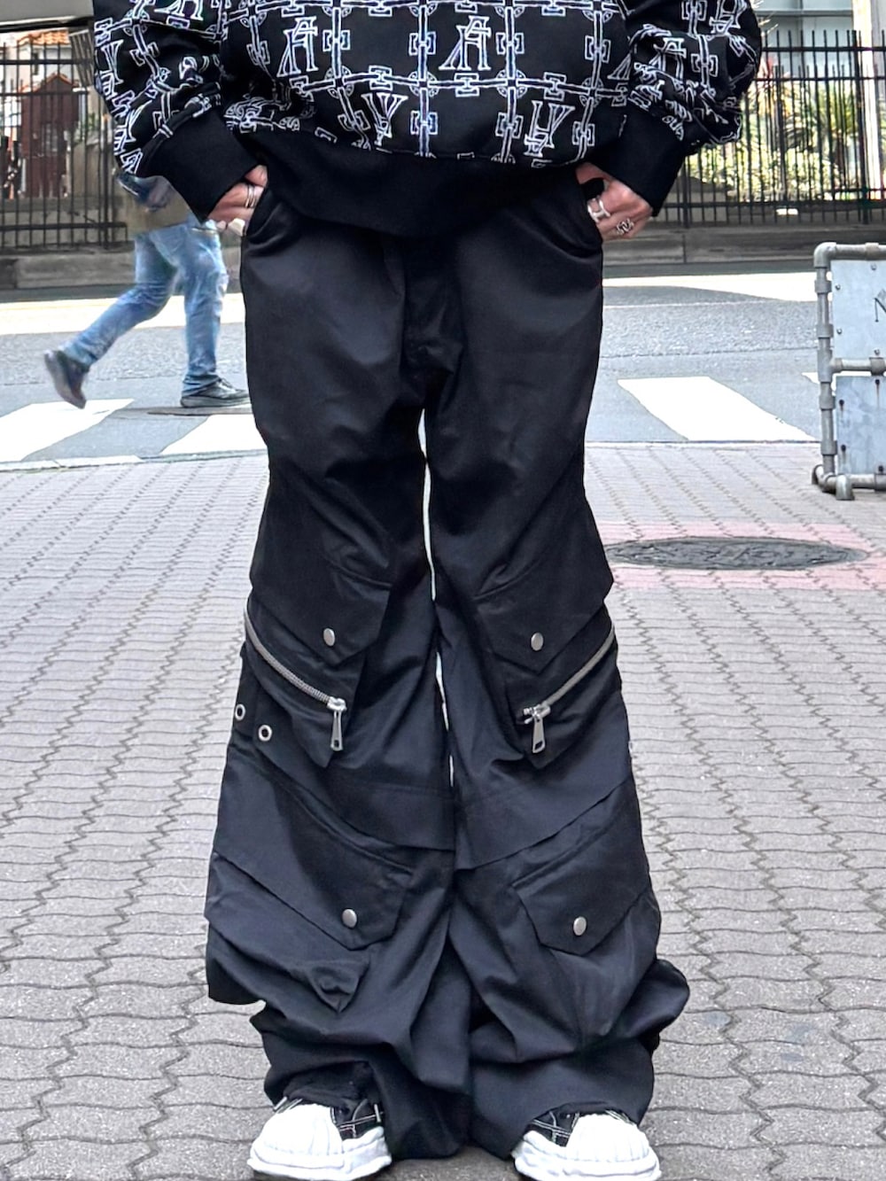 「大人コーデ、カジュアル、フーディー、大人カジュアル、オールブラック、柄パーカー、カーゴパンツ、ワイドカーゴパンツ、ROYAL FLASH、a.f artefact、高身長女子、メンズライク、ユニセックス」｜「ROYAL FLASHのA.F ARTEFACT/エーエフ・アーティファクト/MONOGRAM PATTERN SWEAT HOODIE（パーカー、ブラック系）」を使った、kazuyoさん（レディース・165cm）の春コーディネートの4枚目の写真