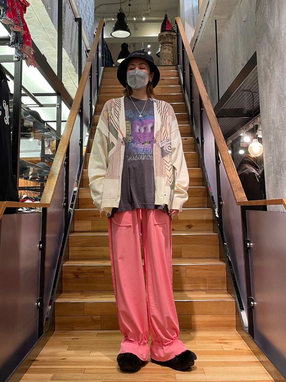 その他のTシャツ/カットソー、ベージュ系のカーディガン/ボレロ、ピンク系のパンツを着用したレディースの冬コーディネートの5枚目の写真