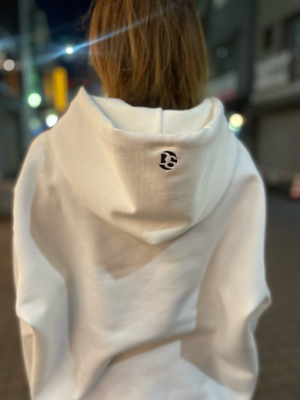 「ROYAL FLASH、大人カジュアル、ビッグシルエット、キレイめカジュアル、チュールスカート、essential、double standard clothing、スポーティ、パーカー」｜「ESSENTIALのグラフィックロゴ裏起毛プルオーバー（パーカー、ホワイト系）」を使った、kazuyoさん（レディース・165cm）の冬コーディネートの3枚目の写真