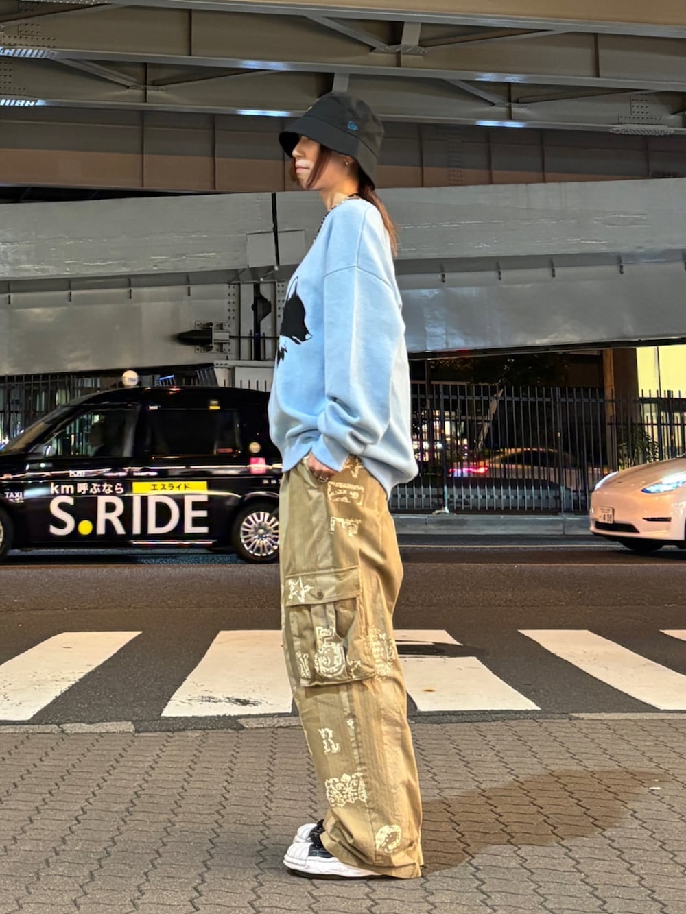 ブルー系のニット/セーター、ブラック系のカーゴパンツを着用したレディースの秋コーディネートの2枚目の写真