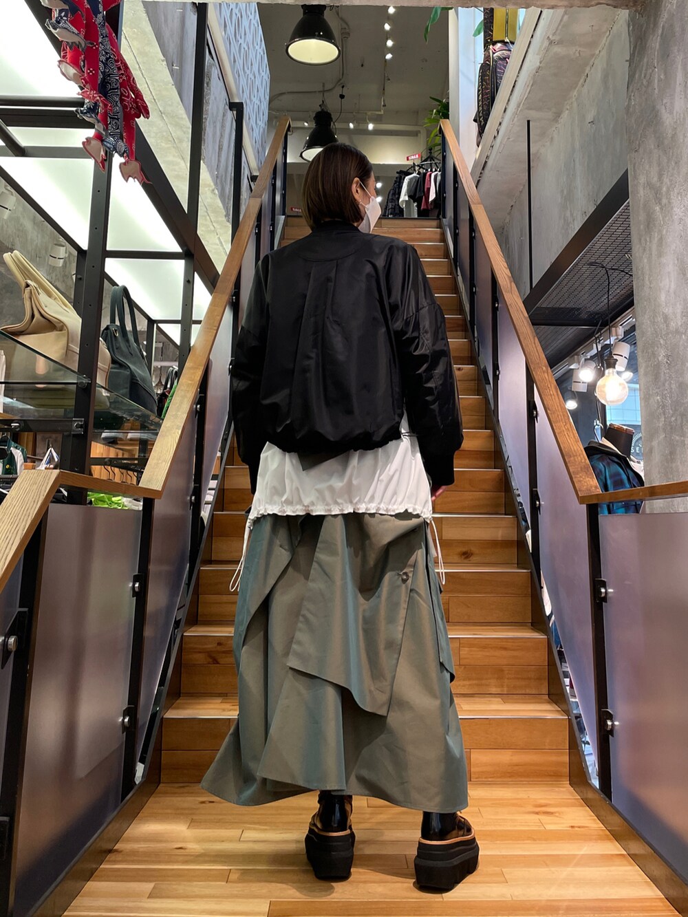 「休日スタイル、大人コーデ、春コーデ、お出かけコーデ、MA-1、レイヤードスタイル、シャツスタイル、ワンピース、カーキ、UN3D.、ROYAL FLASH、オトナカジュアル」｜「UN3D.のUN3D./アンスリード/BACK DRAWSTRING MA-1（MA-1、ブラック系）」を使った、kazuyoさん（レディース・165cm）の冬コーディネートの3枚目の写真