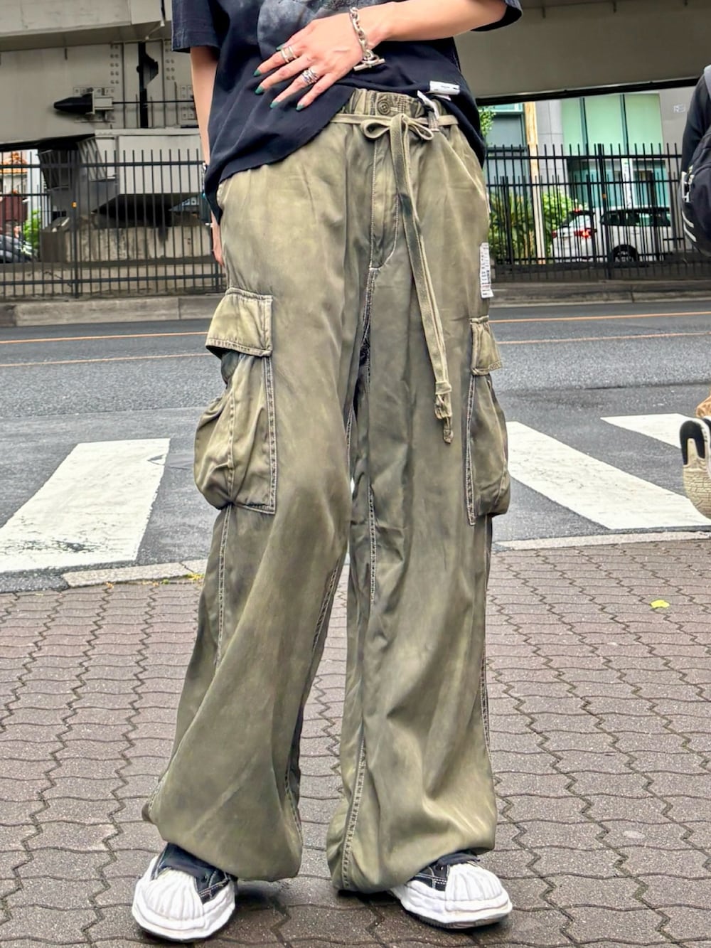 ブラック系のTシャツ/カットソー、グリーン系のカーゴパンツを着用したレディースの夏コーディネートの4枚目の写真