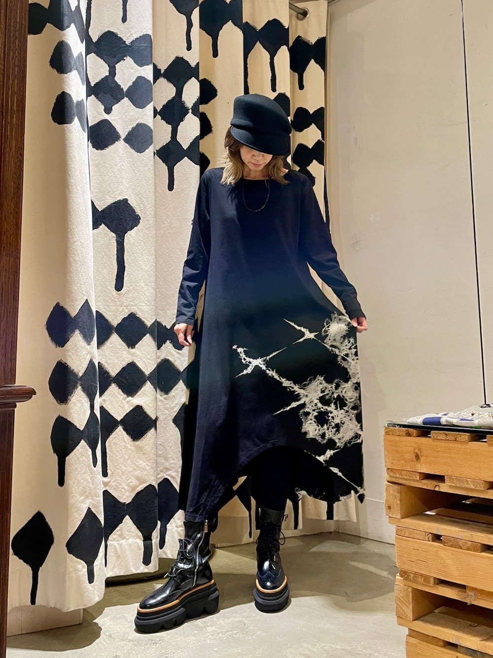 「レイヤードスタイル、秋のコーデ、ロングワンピース、アシンメトリー、カットソーワンピース、長袖ワンピース、ROYAL FLASH、KMRii、レザーバッグ」｜「KMRiiのKMRii/ケムリ/Cross ×Magnolia AsymmeMaxi OP/クロス×マグノリア アシメマキシワンピース（ワンピース、ブラック系）」を使った、kazuyoさん（レディース・165cm）の秋コーディネートの2枚目の写真