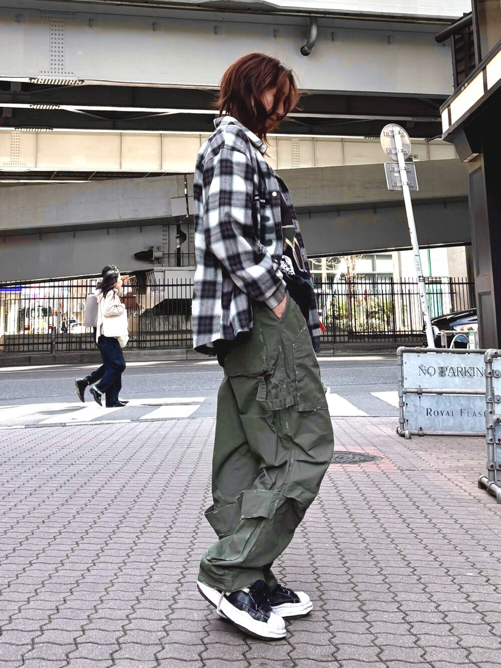 ブラック系のシャツ/ブラウス、グリーン系のカーゴパンツを着用したレディースの春コーディネートの2枚目の写真