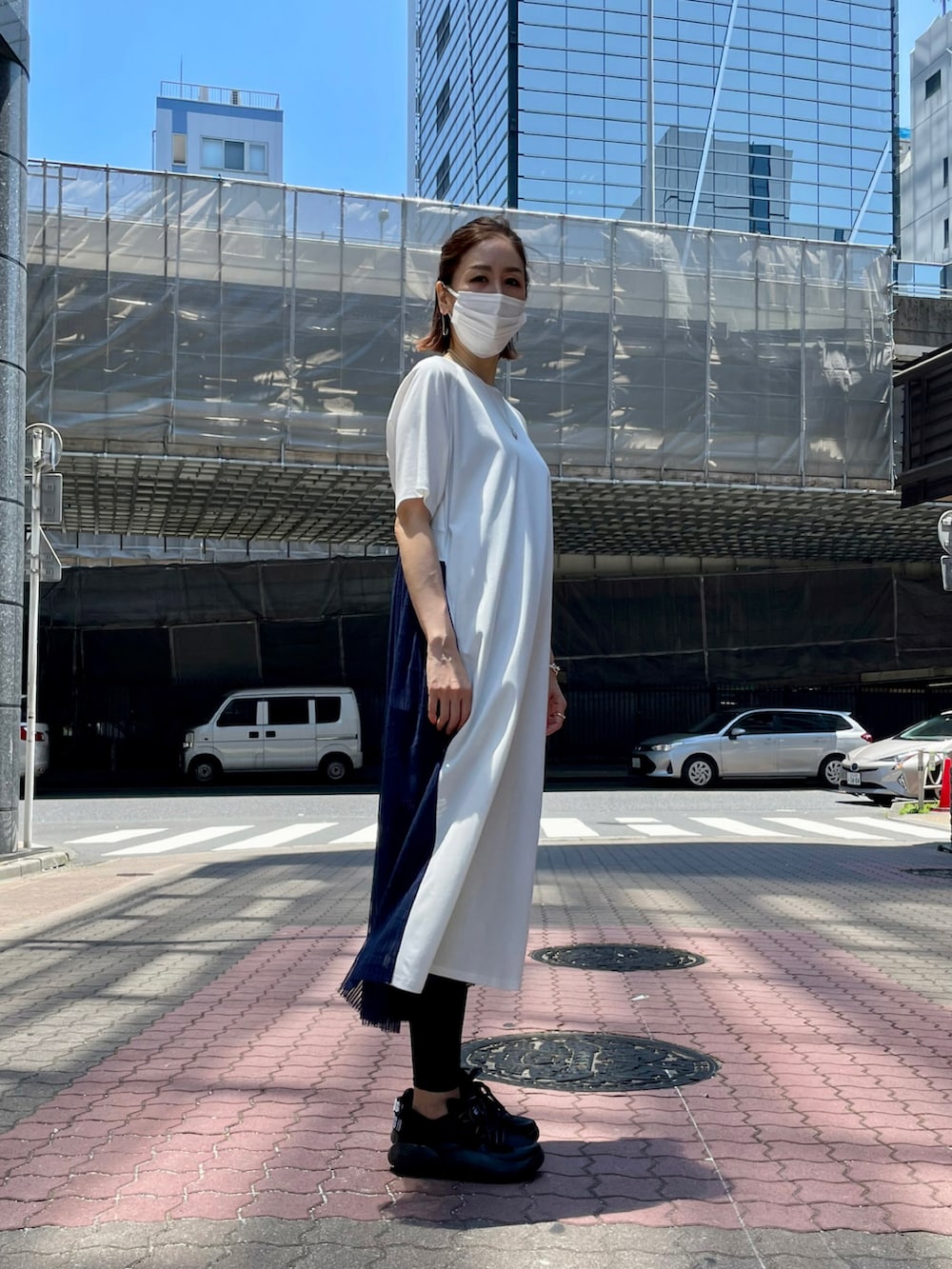 ホワイト系のワンピースを着用したレディースの夏コーディネートの2枚目の写真