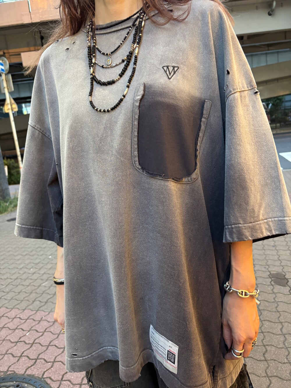 ブラック系のTシャツ/カットソー、ブラック系のデニムパンツを着用したレディースの秋コーディネートの5枚目の写真