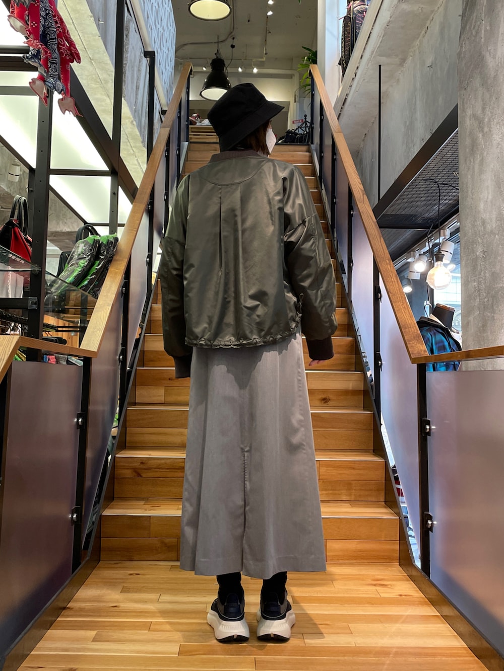 「春服コーデ、休日コーデ、オトナ女子、春、大人カジュアル、MA-1、ワンピース、バケットハット、Y-3、ROYAL FLASH、AULA AILA」｜「AULA AILAのAULA AILA/アウラアイラ/別注ストレートラインキャミワンピース（ワンピース、グレー系）」を使った、kazuyoさん（レディース・165cm）の冬コーディネートの3枚目の写真