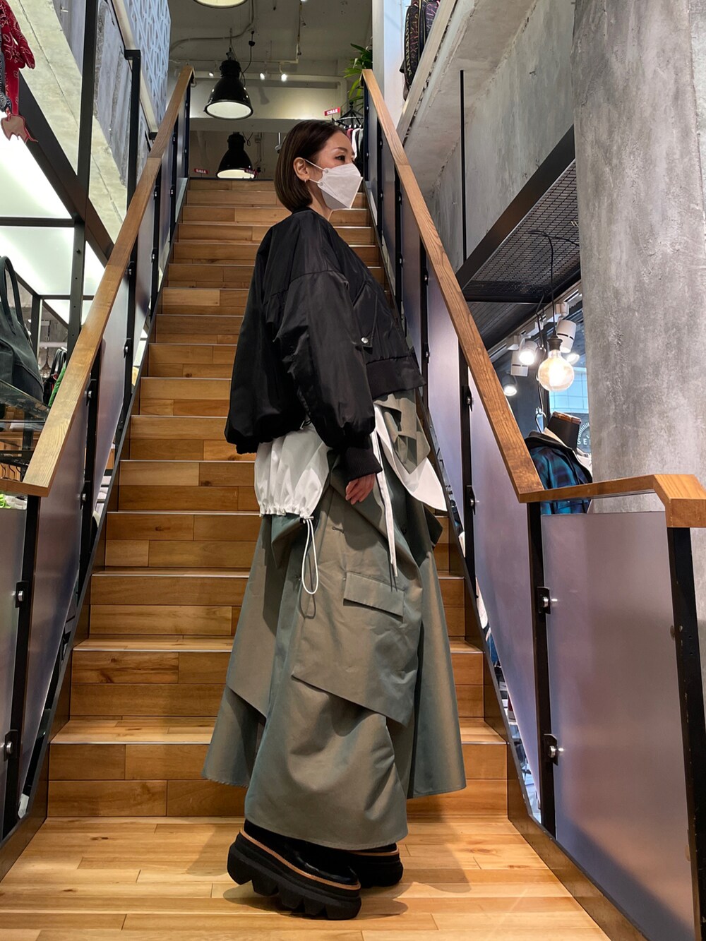 「休日スタイル、大人コーデ、春コーデ、お出かけコーデ、MA-1、レイヤードスタイル、シャツスタイル、ワンピース、カーキ、UN3D.、ROYAL FLASH、オトナカジュアル」｜「UN3D.のUN3D./アンスリード/BACK DRAWSTRING MA-1（MA-1、ブラック系）」を使った、kazuyoさん（レディース・165cm）の冬コーディネートの4枚目の写真