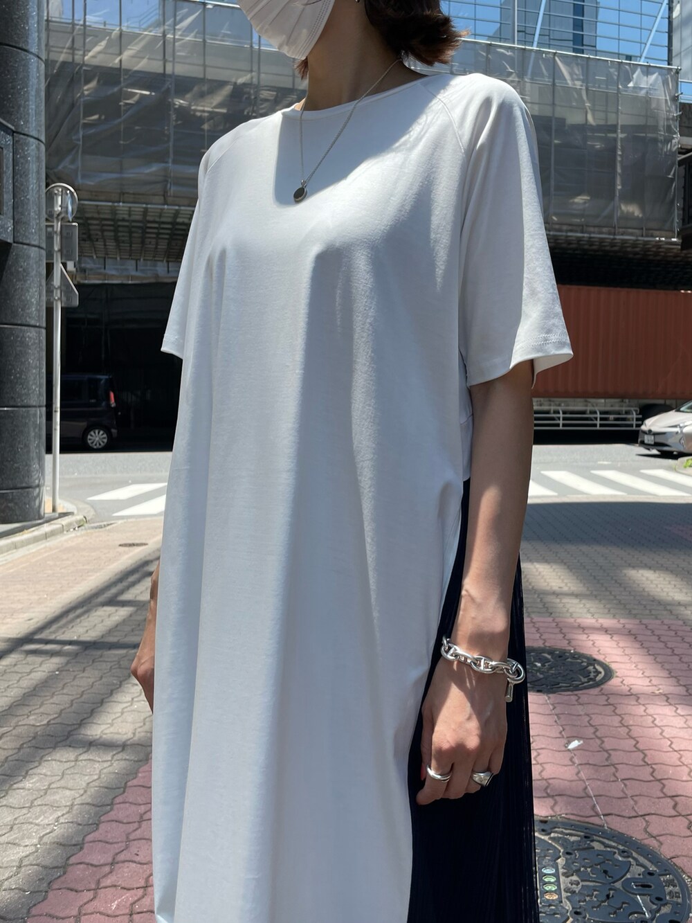 ホワイト系のワンピースを着用したレディースの夏コーディネートの5枚目の写真