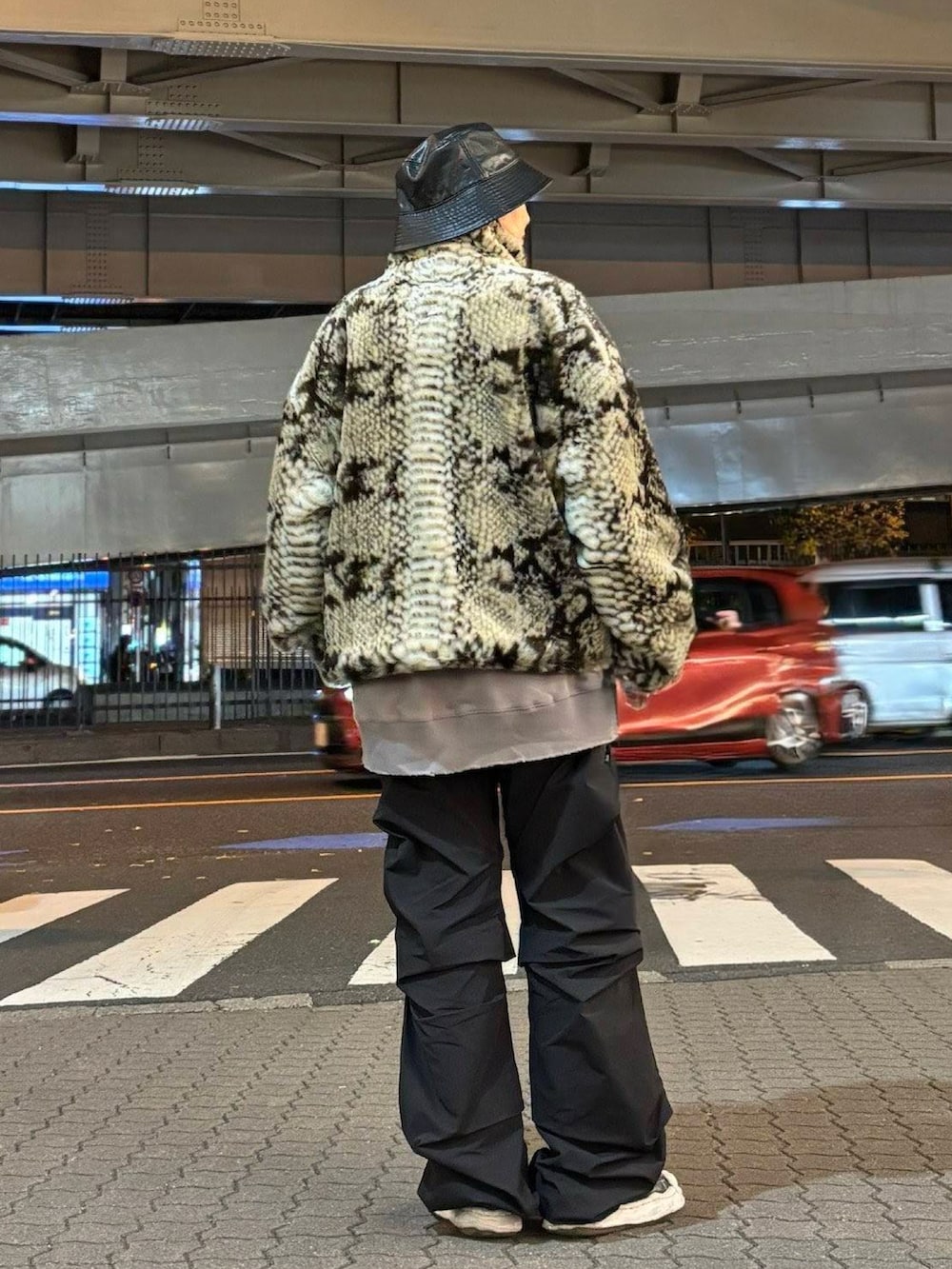 グレー系のTシャツ/カットソー、ベージュ系のブルゾンを着用したレディースの冬コーディネートの5枚目の写真