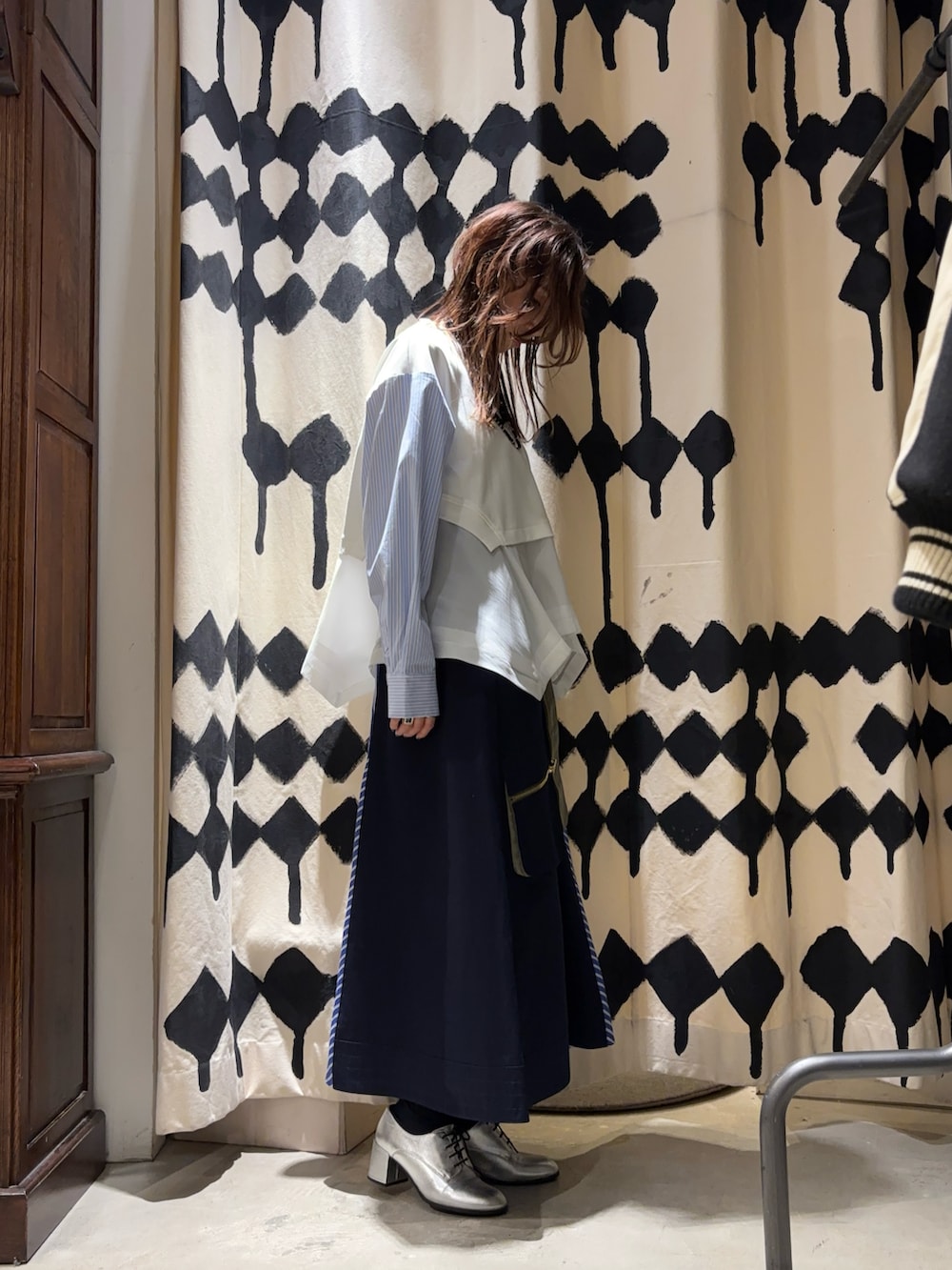 ホワイト系のTシャツ/カットソー、ブルー系のスカートを着用したレディースの春コーディネートの5枚目の写真