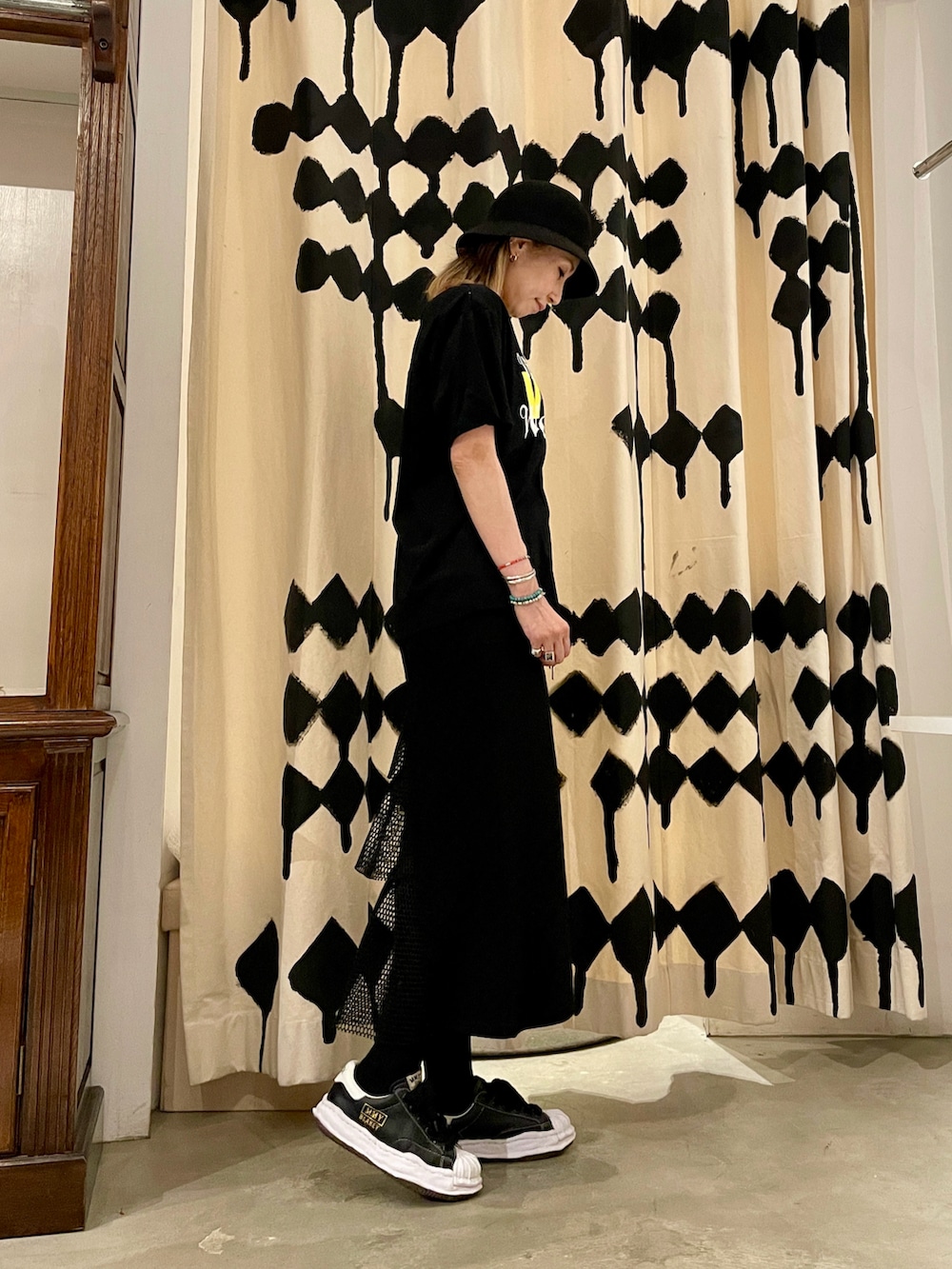 ブラック系のTシャツ/カットソー、ブラック系のスカートを着用したレディースの夏コーディネートの4枚目の写真