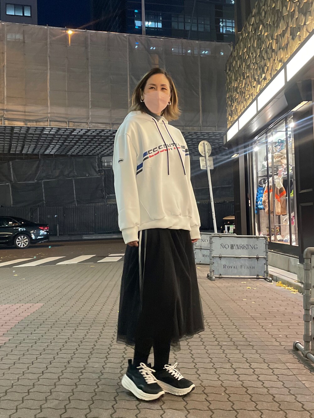 「ROYAL FLASH、大人カジュアル、ビッグシルエット、キレイめカジュアル、チュールスカート、essential、double standard clothing、スポーティ、パーカー」｜「ESSENTIALのグラフィックロゴ裏起毛プルオーバー（パーカー、ホワイト系）」を使った、kazuyoさん（レディース・165cm）の冬コーディネートの2枚目の写真