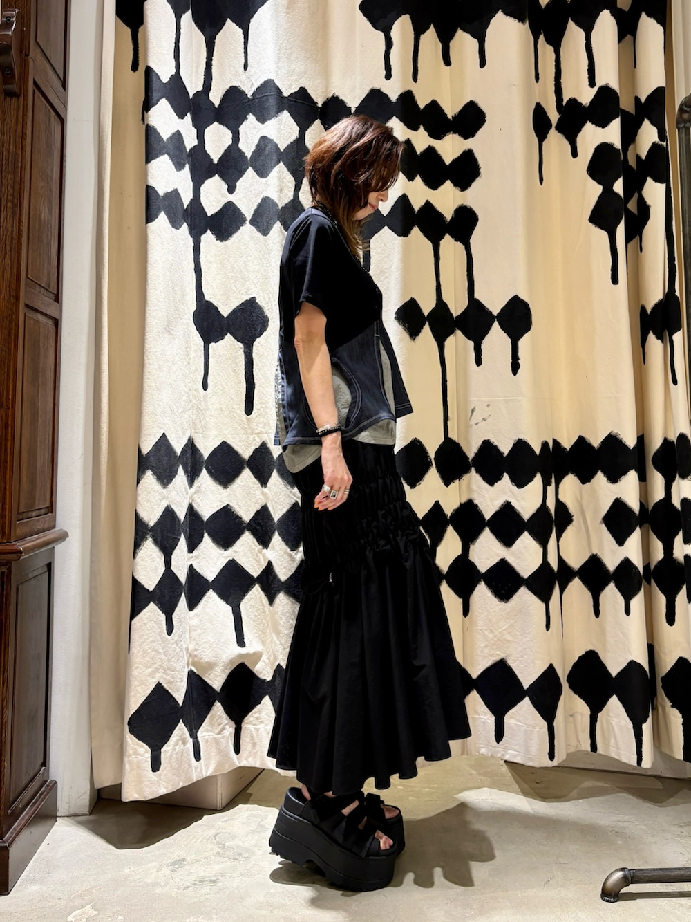 ブルー系のTシャツ/カットソー、ブラック系のサンダル、ブラック系のスカートを着用したレディースの春コーディネートの3枚目の写真