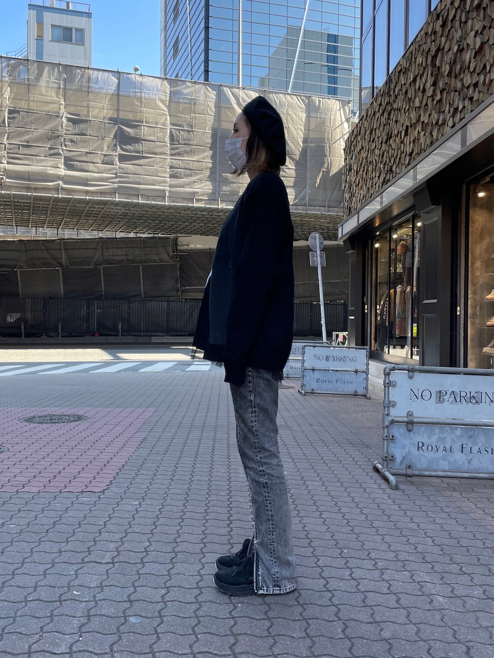 「秋冬コーデ、シンプルスタイル、オトナカジュアル、カーディガン、羽織り、デンハム、DENHAM、ROYAL FLASH、AULA AILA、ADDICT NOIR」｜「AULA AILAのAULA AILA/アウラアイラ/別注２wayスリーブプルオーバー（Tシャツ/カットソー、ホワイト系）」を使った、kazuyoさん（レディース・165cm）の秋コーディネートの2枚目の写真