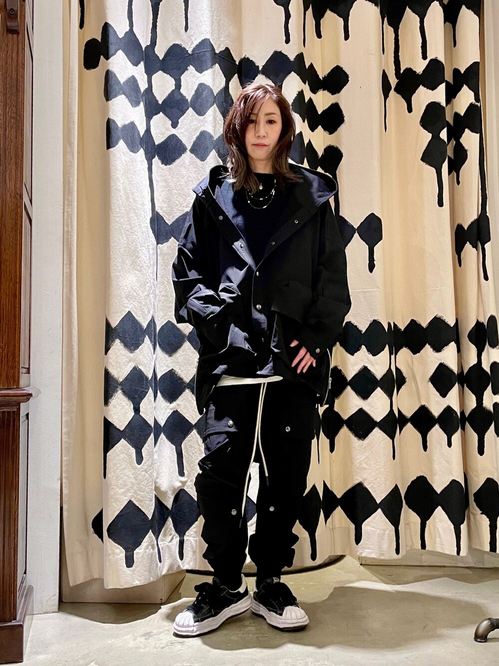 「オールブラック、ユニセックス、メンズライク、オーバーサイズ、ROYAL FLASH、a.f artefact、高身長女子、レイヤードスタイル」｜「ROYAL FLASHのA.F ARTEFACT/エーエフ・アーティファクト/別注ナイロンテックブルゾン（ブルゾン、ブラック系）」を使った、kazuyoさん（レディース・165cm）の冬コーディネートの2枚目の写真