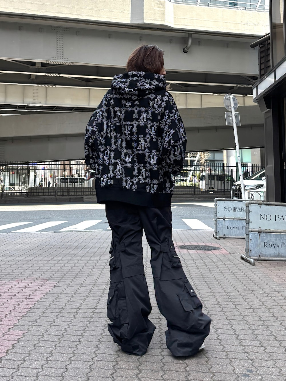 「大人コーデ、カジュアル、フーディー、大人カジュアル、オールブラック、柄パーカー、カーゴパンツ、ワイドカーゴパンツ、ROYAL FLASH、a.f artefact、高身長女子、メンズライク、ユニセックス」｜「ROYAL FLASHのA.F ARTEFACT/エーエフ・アーティファクト/MONOGRAM PATTERN SWEAT HOODIE（パーカー、ブラック系）」を使った、kazuyoさん（レディース・165cm）の春コーディネートの3枚目の写真
