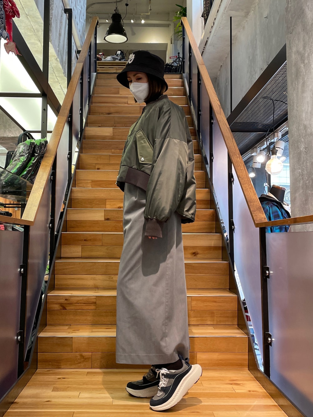 「春服コーデ、休日コーデ、オトナ女子、春、大人カジュアル、MA-1、ワンピース、バケットハット、Y-3、ROYAL FLASH、AULA AILA」｜「AULA AILAのAULA AILA/アウラアイラ/別注ストレートラインキャミワンピース（ワンピース、グレー系）」を使った、kazuyoさん（レディース・165cm）の冬コーディネートの2枚目の写真