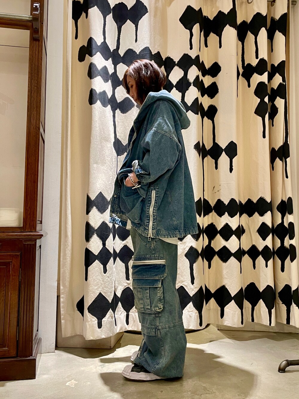 ブルー系のブルゾン、ブルー系のデニムパンツ、ブラック系のTシャツ/カットソーを着用したレディースの冬コーディネートの2枚目の写真