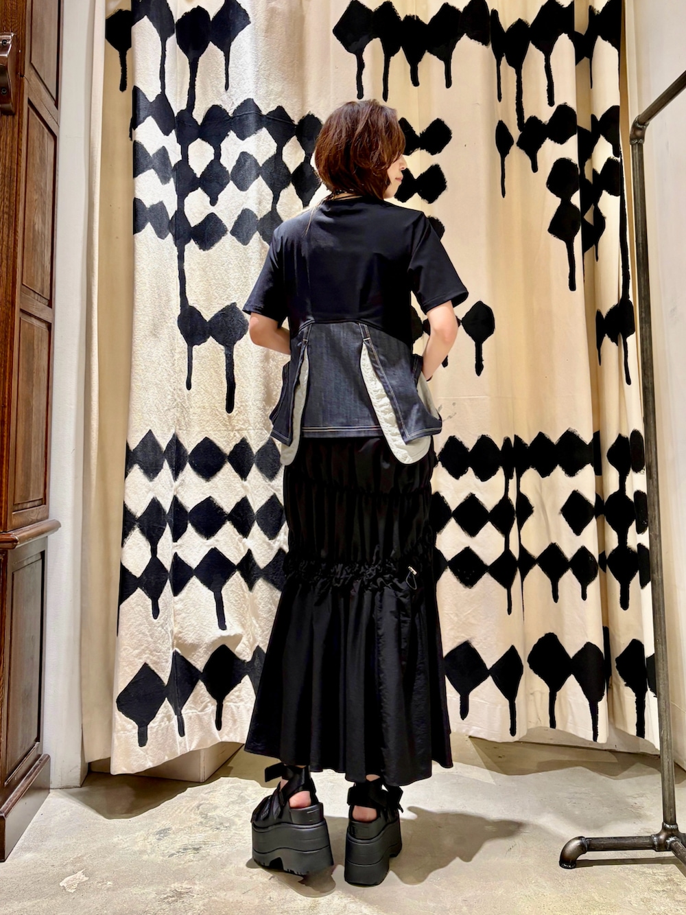 ブルー系のTシャツ/カットソー、ブラック系のサンダル、ブラック系のスカートを着用したレディースの春コーディネートの4枚目の写真