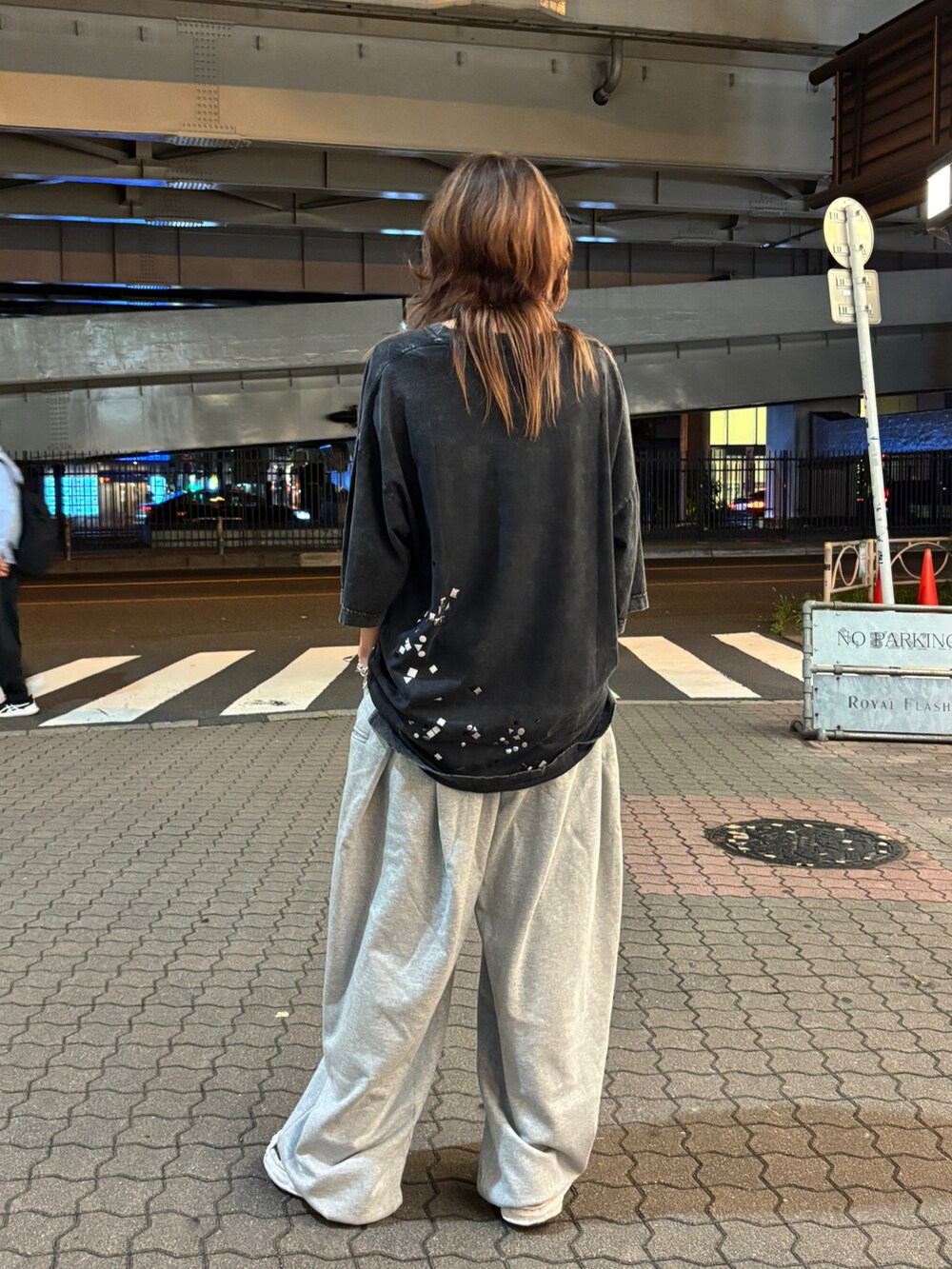 ブラック系のTシャツ/カットソー、グレー系のスウェットパンツを着用したレディースの夏コーディネートの2枚目の写真