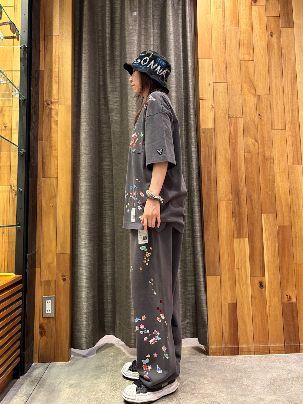 ブラック系のTシャツ/カットソー、ブラック系のスウェットパンツ、ブラック系の帽子を着用したレディースの冬コーディネートの2枚目の写真